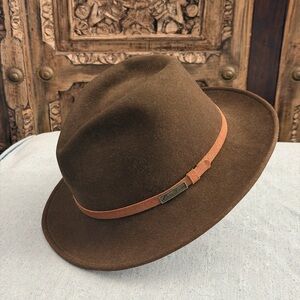 Eddie Bauer Brown Lite Felt
100% Wool Fedora Hat
Leather Band sz Medium